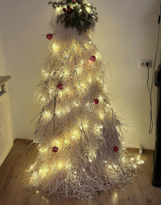 📷ნახეთ, როგორი ნაძვის ხე დადგა სალომე ზურაბიშვილმა ორბელიანების სასახლეში