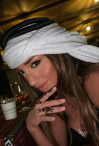 “უდაბნოს დედოფალი” – ნუცა ბუზალაძე დუბაის უდაბნოში გადაღებულ საოცარ ფოტოებს გვიზიარებს