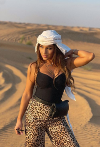 “უდაბნოს დედოფალი” – ნუცა ბუზალაძე დუბაის უდაბნოში გადაღებულ საოცარ ფოტოებს გვიზიარებს