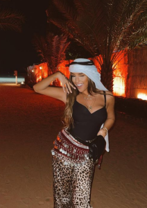 “უდაბნოს დედოფალი” – ნუცა ბუზალაძე დუბაის უდაბნოში გადაღებულ საოცარ ფოტოებს გვიზიარებს