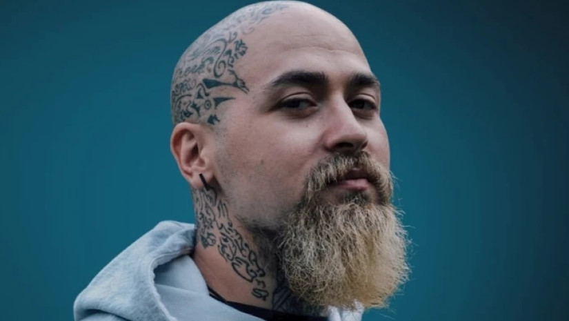 “დედი, ვიცი, ახლა ძნელია, მაგრამ მოვა დრო და იამაყებ ჩემით” – რას წერს ვაჟა მელაძე?