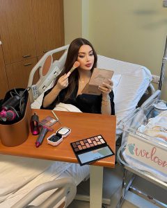 პირველი მაკიაჟი მშობიარობის შემდეგ - ცნობილ ბათუმელ წყვილს მესამე შვილი შეეძინა (ფოტოები)