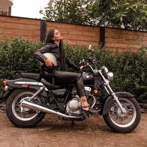 "დროში მოგზაურობას ვინატრებდი... ახლა სარკეში ძლიერ, შემდგარ ქალს ვხედავ..."