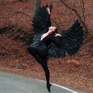 "დროში მოგზაურობას ვინატრებდი... ახლა სარკეში ძლიერ, შემდგარ ქალს ვხედავ..."