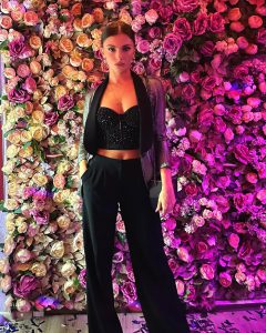 "დროში მოგზაურობას ვინატრებდი... ახლა სარკეში ძლიერ, შემდგარ ქალს ვხედავ..."