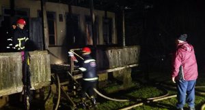 ავადმყოფი ქალი მეუღლესთან ერთად კლინიკაში გადაიყვანეს - ჩოხატაურში საცხოვრებელი სახლი ხანძარმა სრულად გაანადგურა