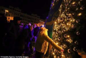 კიევში ნაძვის ხე უკრაინის დროშის ფერებში განათდა