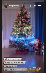 "აბა იდეები მითხარით, რა დავასვა კენწეროში?" - თიკა ფაცაციამ ნაძვის ხე მორთო
