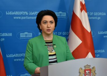 ვცდილობ დავამშვიდო ეს აფორიაქებული პერსონალი, ჩემი მასპინძელი უფრო დასამშვიდებელი გამიხდა – რა შეემთხვა ეკა ბესელიას
