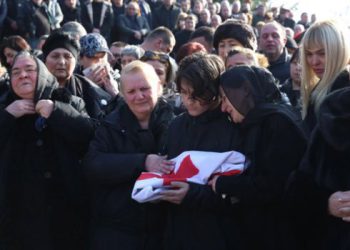 “ვაჟკაცებს ცრემლით არ აცილებენო და მრავალჟამიერი უმღერა შვილს…” – რა მოხდა საგარეჯოში დაღუპული პოლიციელის დაკრძალვაზე?