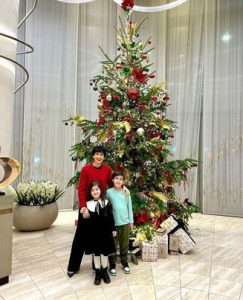 "ყველა ბავშვი გაბრწყინებული თვალებით... ყველა მოხუცი ოჯახთან ერთად!" - ლელა მებურიშვილის საახალწლო მილოცვა და ოჯახური კადრები