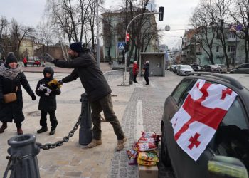 “თუ არ დაიღალე, 1000 კილო ტკბილეულს გიყიდით, ოღონდ ისევ დროშიანი მანქანით დაარიგეო” – მაქარაშვილი