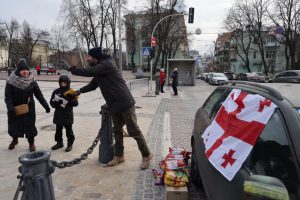 "თუ არ დაიღალე, 1000 კილო ტკბილეულს გიყიდით, ოღონდ ისევ დროშიანი მანქანით დაარიგეო” – მაქარაშვილი