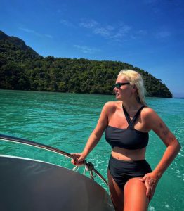 “გოგოებო არასოდესაა გვიანი, ნებისმიერ წამს შეგიძლიათ საკუთარი თავი ამოაყირავოთ” – ნანუკა ჟორჟოლიანი სასწაულ ფორმაშია – ტელეწამყვანი ტაილანდიდან ფოტოებს აქვეყნებს