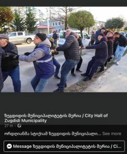 „თალგამის“ თანამედროვე ვერსია - ზუგდიდის მერია წაქცეულ ხეს „ექაჩება“ (ფოტო ამბავი)