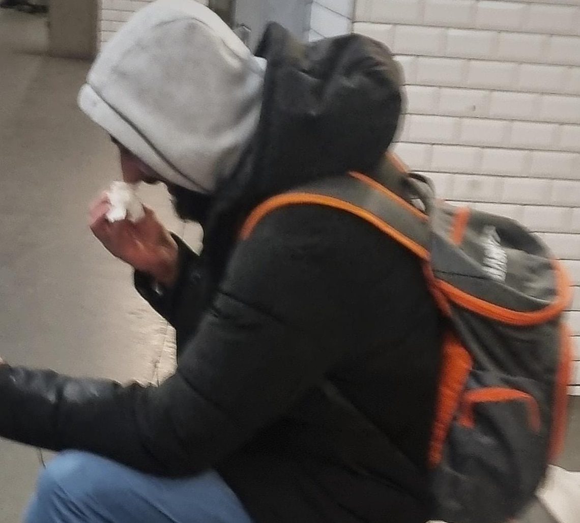 გაჩერებაზე კაცი ზის და ტირის, ბოლო ხმაზე მოთქვამს და ხელებს იშენს თავში..