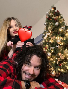 “უკვე შვილიც ჰყავთ” – როგორ გამოიყურება 52 წლის მარიო ჩიმაროს სლოვაკი რჩეული, რომელიც მსახიობზე 21 წლით უმცროსია