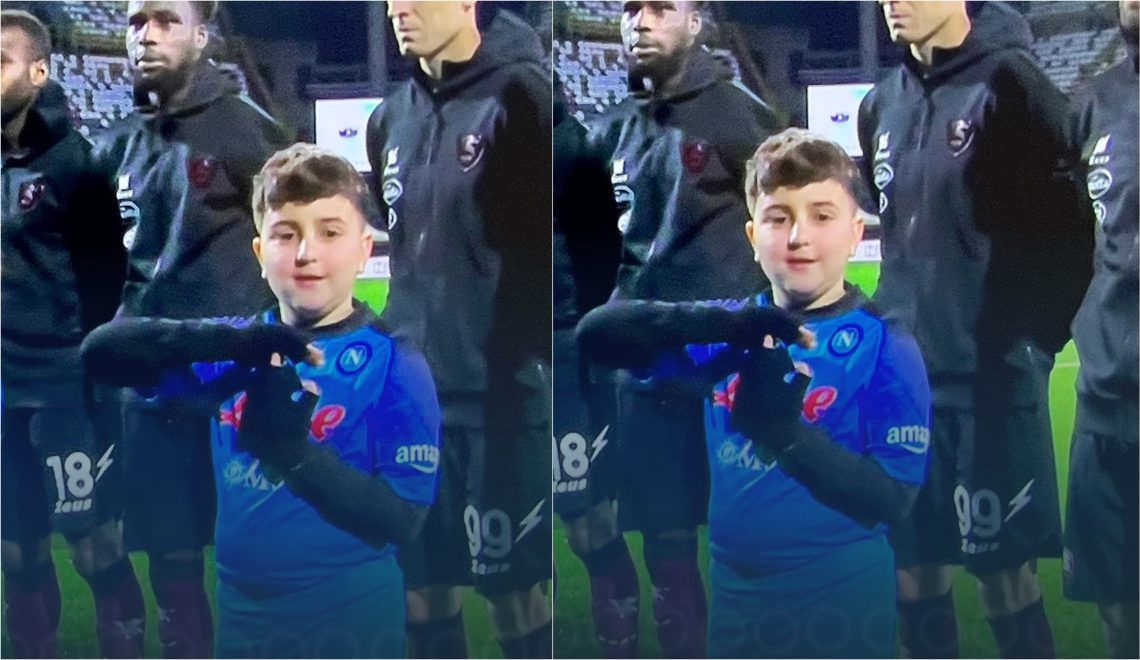 სალერნოელი ბავშვი სალერნიტანა-ნაპოლის შეხვედრაზე ხვიჩა კვარაცხელიას აღნიშვნას იმეორებს