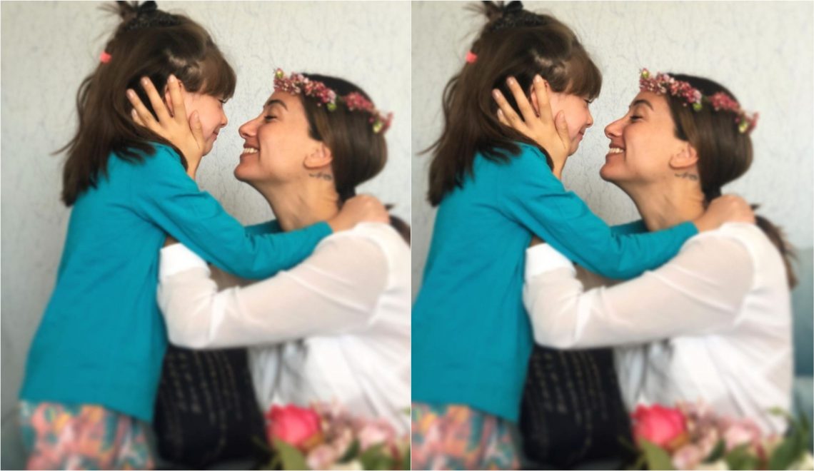 “ძალიან დაემსგავსა დედას” – ნახეთ,  სად მოგზაურობს ნინი ბადურაშვილი შვილთან ერთად