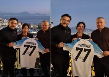 კვარას მშობლებმა ნიკა წულუკიძეს ხვიჩას მაისური აჩუქეს