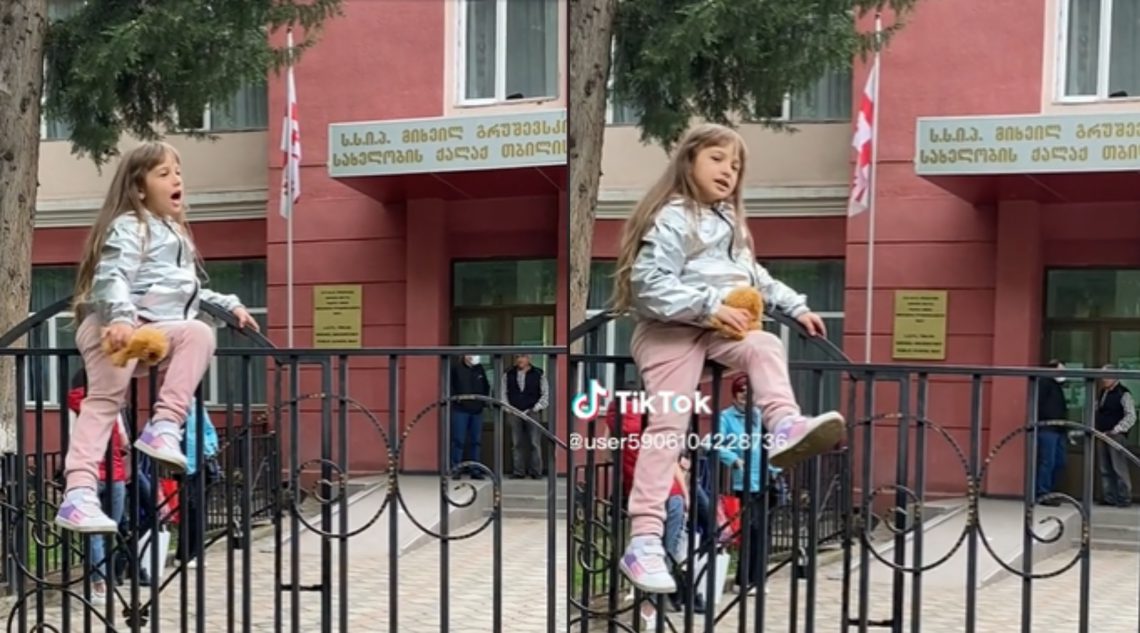 უკრაინელი გოგო ქართული სკოლის წინ ჰიმნს მღერის – ვიდეო ნახვების რეკორდს ხსნის