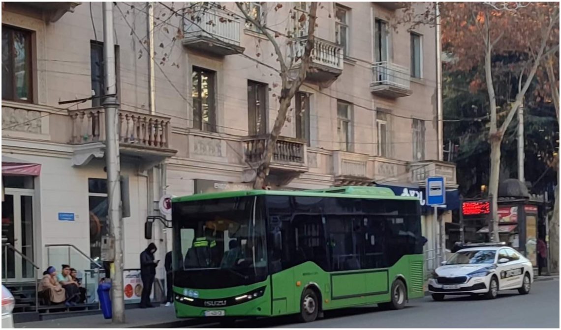 თბილისში, ბოშები ავტობუსის მძღოლს თავს დაესხნენ