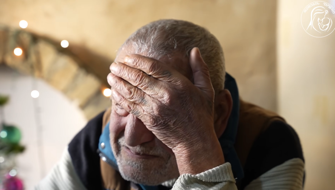 🎥ბაბუმ შვილებს და შვილიშვილებს ახალი წელი პანსიონატიდან მიულოცა – მან ცრემლები ვერ შეიკავა, ვერც თქვენ შეიკავებთ ნახვისას