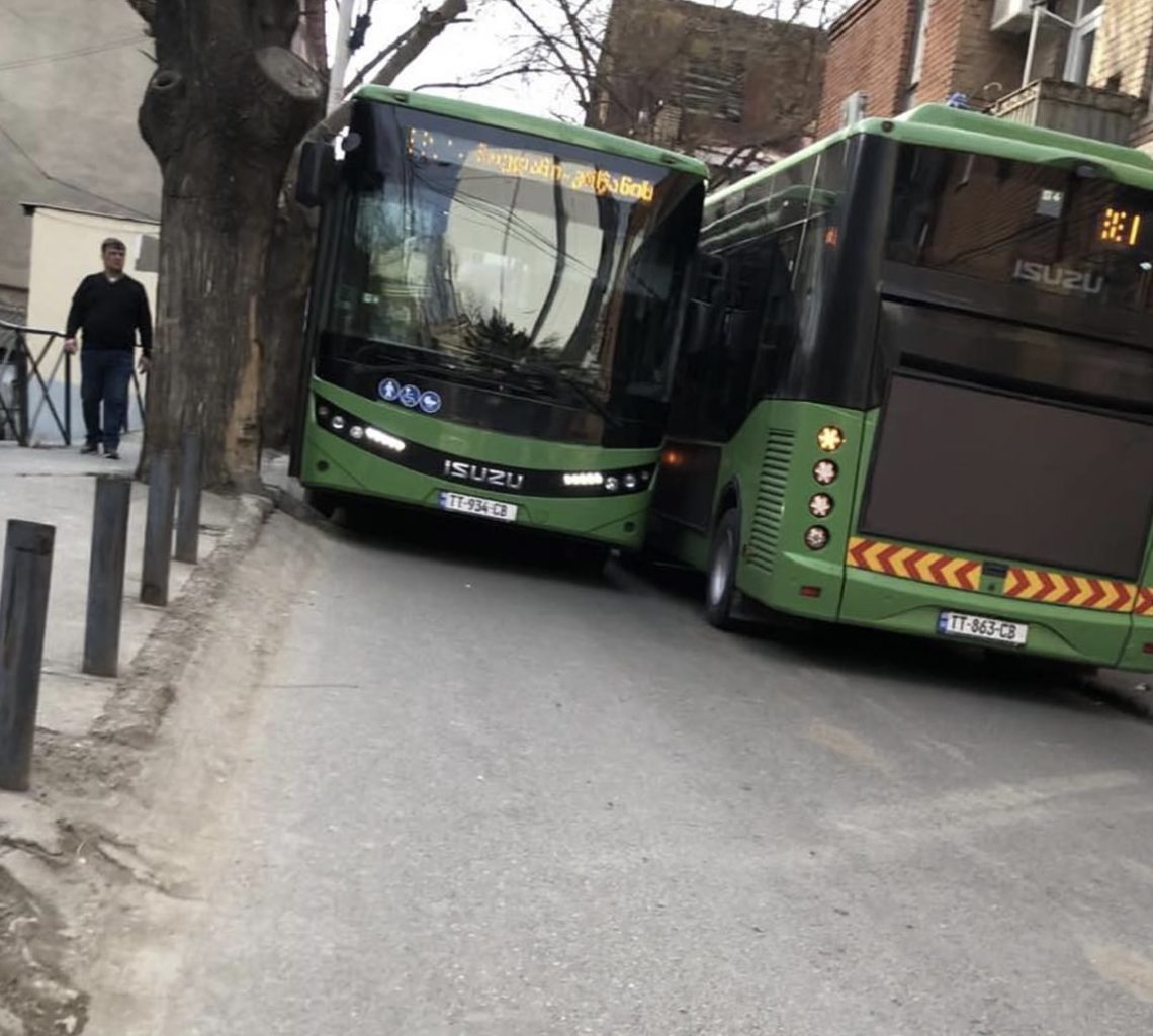 ორთაჭალაში ავტობუსები გაიჭედნენ (ფოტო)