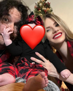 “უკვე შვილიც ჰყავთ” – როგორ გამოიყურება 52 წლის მარიო ჩიმაროს სლოვაკი რჩეული, რომელიც მსახიობზე 21 წლით უმცროსია