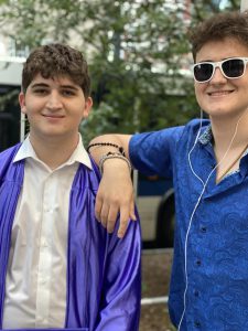 "დემე აღარ მყავს უკვე ორი თვეა, ჩემმა მიშიკომ ორივე ფეხი დაკარგა და დღემდე რეანიმაციაში წევს. იბრძვიან ექიმები, რომ სახლში დამიბრუნონ" - დედა შვილის რეაბილიტაციაში დახმარებას ითხოვს