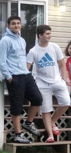 "დემე აღარ მყავს უკვე ორი თვეა, ჩემმა მიშიკომ ორივე ფეხი დაკარგა და დღემდე რეანიმაციაში წევს. იბრძვიან ექიმები, რომ სახლში დამიბრუნონ" - დედა შვილის რეაბილიტაციაში დახმარებას ითხოვს