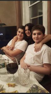 "დემე აღარ მყავს უკვე ორი თვეა, ჩემმა მიშიკომ ორივე ფეხი დაკარგა და დღემდე რეანიმაციაში წევს. იბრძვიან ექიმები, რომ სახლში დამიბრუნონ" - დედა შვილის რეაბილიტაციაში დახმარებას ითხოვს