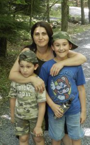 "დემე აღარ მყავს უკვე ორი თვეა, ჩემმა მიშიკომ ორივე ფეხი დაკარგა და დღემდე რეანიმაციაში წევს. იბრძვიან ექიმები, რომ სახლში დამიბრუნონ" - დედა შვილის რეაბილიტაციაში დახმარებას ითხოვს