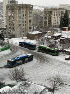 VIDEO+PHOTO: კადრები უბნებიდან, სადაც ყინვის გამო ტრანსპორტს გადაადგილება უჭირს