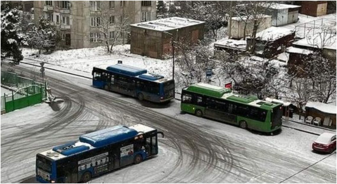 VIDEO+PHOTO: კადრები უბნებიდან, სადაც ყინვის გამო ტრანსპორტს გადაადგილება უჭირს