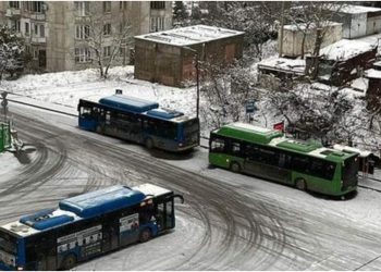 VIDEO+PHOTO: კადრები უბნებიდან, სადაც ყინვის გამო ტრანსპორტს გადაადგილება უჭირს