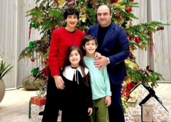“ყველა ბავშვი გაბრწყინებული თვალებით… ყველა მოხუცი ოჯახთან ერთად!” – ლელა მებურიშვილის საახალწლო მილოცვა და ოჯახური კადრები