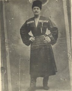 📷 ფოტო: ვინ არის ქართველი, რომელიც ვაშინგტონში სიეტლის სასაფლაოზე ბრიუს ლის გვერდითაა დაკრძალული