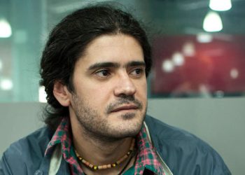 ტორესა მოსი ცოლს დაშორდა – ვინ იყო მწერლის მეუღლე