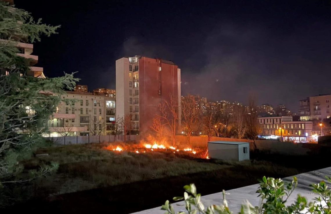 პიროტექნიკით სანდრო ეულის ქუჩაზე ხანძარი გაჩნდა