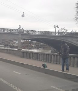 თბილისში სანიაღვრე ჭაში თევზაობენ - კადრებმა ინტერნეტი მოიცვა