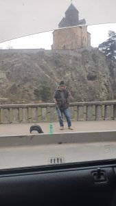 თბილისში სანიაღვრე ჭაში თევზაობენ - კადრებმა ინტერნეტი მოიცვა