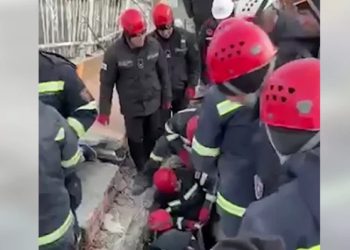 🎥VIDEO: ქართველ მაშველებს ნანგრევებიდან ადამიანი ამოჰყავთ, რომელიც 64 საათია გაჭედილია