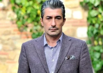 “გთხოვთ დაგვეხმაროთ, ღმერთმა ყველას გვიშველოს” – ცნობილი თურქი მსახიობი ერკან პეტეკაია სოციალურ ქსელში დახმარებას ითხოვს