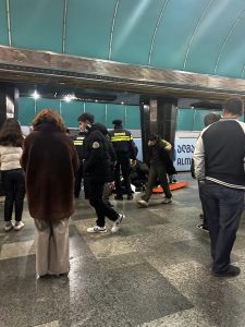 🎥"ბიჭი ცუდად გახდა ვაგონში და პატრულის თანამშრომლებმა 15 წუთის განმავლობაში გულის მასაჟით გააცოცხლეს. ტიროდა ყველა...სასწრაფოს ექიმები, პატრული გმირები არიან" - რა ხდება წერეთლის მეტროში?