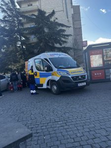 🎥"ბიჭი ცუდად გახდა ვაგონში და პატრულის თანამშრომლებმა 15 წუთის განმავლობაში გულის მასაჟით გააცოცხლეს. ტიროდა ყველა...სასწრაფოს ექიმები, პატრული გმირები არიან" - რა ხდება წერეთლის მეტროში?