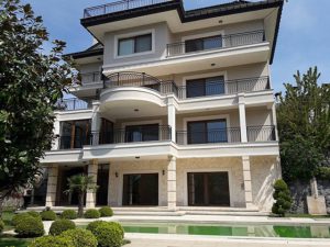 4 სართულიანი სახლი, უზარმაზარი ეზო და… – ნახეთ როგორ სახლში ცხოვრობს მურად ილდირიმი (ფოტო)