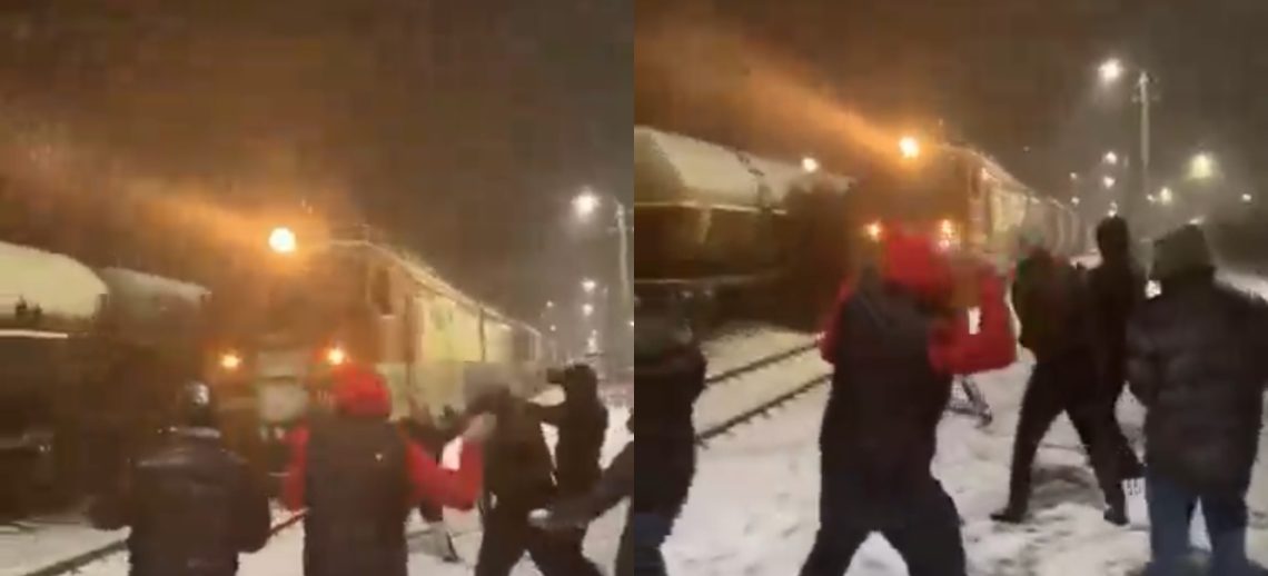 🎥ქუთაისის მატარებელს ბიჭებმა გუნდები დაუშინეს – ვიდეომ ინტერნეტი მოიცვა