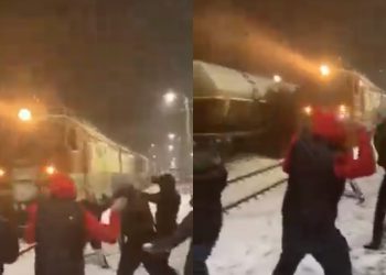 🎥ქუთაისის მატარებელს ბიჭებმა გუნდები დაუშინეს – ვიდეომ ინტერნეტი მოიცვა