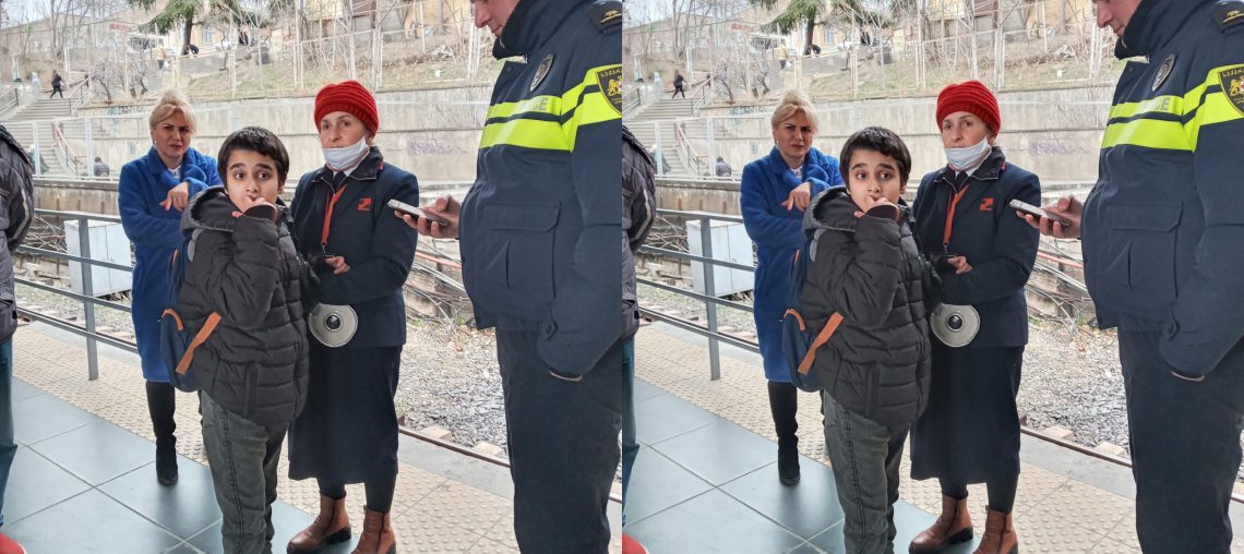 “იქნებ ვინმეს გეცბობათ,მეტროში ელოდება  დედას..ყველამ გააზიარეთ გთხოვთ”- რა ხდება დიდუბეში?